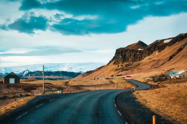 Reynisfjara Lutheran Kilisesi 'nin sonbaharında İzlanda, Vik' te Reynisfjara plajı yakınlarındaki çorak arazinin ortasında.