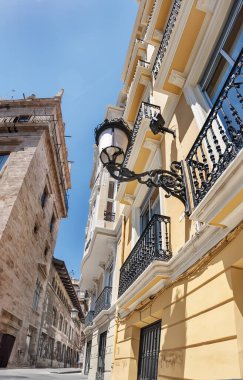 Mavi gökyüzü arka planındaki şehir merkezinde el feneri.