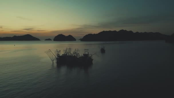 Досліджуйте Рибальську Традицію Єтнаму Приголомшливими Повітряними Краєвидами Силует Проти Заходу — стокове відео