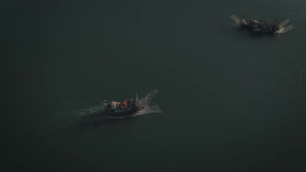 体验越南下龙湾猫八城附近的夜间捕鱼经历 看着船在月光下出发去钓鱼一夜 探索这个标志性地点的宁静 — 图库视频影像