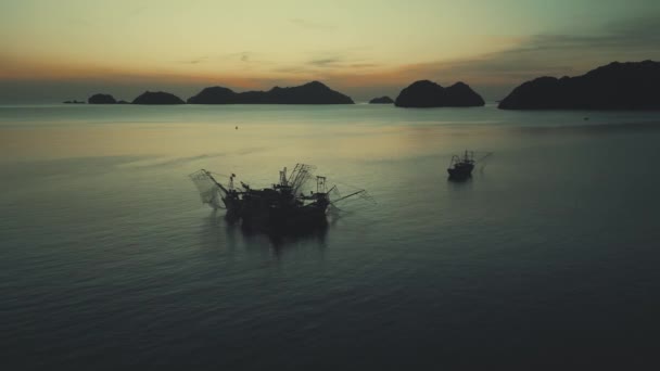 Досліджуйте Рибальську Традицію Єтнаму Приголомшливими Повітряними Краєвидами Силует Проти Заходу — стокове відео