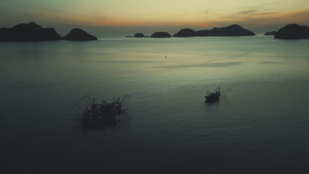 素晴らしい空の景色を眺めるベトナムの漁業の伝統を探索してください 日没に沈む伝統的なボートは 漁師の本物のライフスタイルを明らかにします — ストック動画
