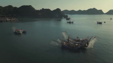 Cat Ba Limanı, Ha Long Körfezi, Vietnam 'daki geleneksel balıkçı teknelerinin sükunetini yaşayın. Yukarıdan güzel bir şekilde yakalandılar. Kendinizi bu ikonik balıkçılık bölgesinin kültürel zenginliğine ve manzarasına daldırın.