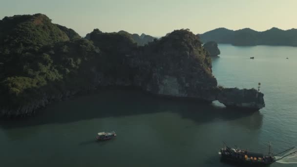 Upplev Lugnet Traditionella Fiskebåtar Cat Port Long Bay Vietnam Fångas — Stockvideo