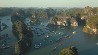 Vietnam 'ın doğal ve kültürel güzelliklerini, çarpıcı manzaralar, balıkçı köyleri ve kıyı yaşamları yoluyla keşfedin. Bu canlı ülkenin özünü yakalayın..