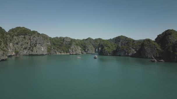 Відкрийте Себе Приплив Затоки Лонг Єтнам Оскільки Туристи Насолоджуються Незайманими — стокове відео