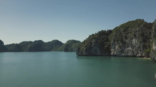 探索越南下龙湾的魅力 因为游客们喜欢那里原始的海水和迷人的海滨景色 提供了一个完美的放松和冒险的结合 — 图库视频影像