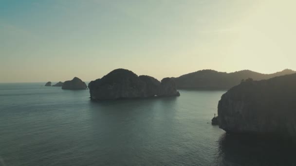通过展示越南自然风光的迷人的空中景观 充满活力的海岸景观和传统的渔船 发现越南令人叹为观止的风景和丰富的文化 — 图库视频影像