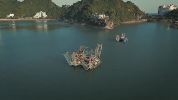 Upplev Lugnet Traditionella Fiskebåtar Cat Port Long Bay Vietnam Fångas — Stockvideo