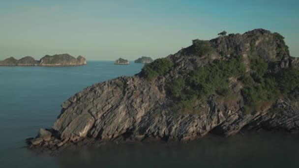 Відкрийте Себе Приплив Затоки Лонг Єтнам Оскільки Туристи Насолоджуються Незайманими — стокове відео