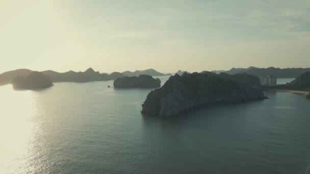 ベトナムの息をのむような風景と豊かな文化を魅了し 自然の美しさ 活気に満ちた沿岸の風景 伝統的な漁船を紹介しています — ストック動画