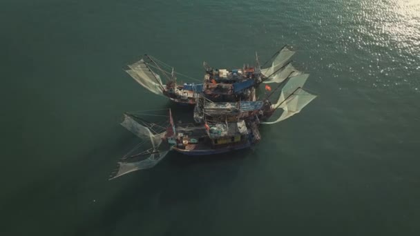Опыт Спокойствие Традиционных Рыбацких Лодок Cat Port Long Bay Вьетнам — стоковое видео