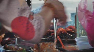 Vietnam 'ın canlı sokak yemekleri sahnesini tecrübe edin ikonik Banh Mi ile. Sokağın mangal tezgahlarının üzerinde kızartılmış sulu salamura edilmiş şişler yerel halk arasında sevilen bir lezzet sunuyor.