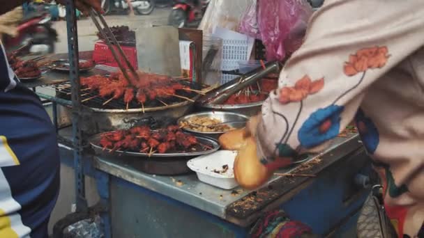 Zažijte Vietnamskou Živou Pouliční Scénu Kultovní Banh Šťavnaté Marinované Špejle — Stock video