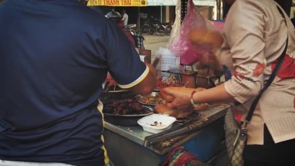 Откройте Себя Яркую Сцену Уличной Кухни Вьетнама Легендарным Бань Суккулентные — стоковое видео