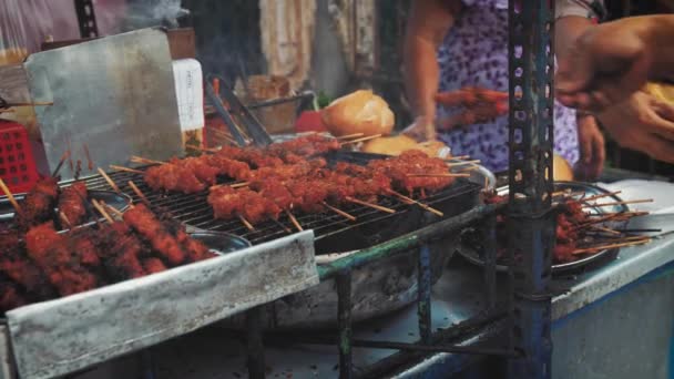 Pengalaman Hidup Makanan Jalanan Vietnam Dengan Banh Yang Ikonik Tusuk — Stok Video