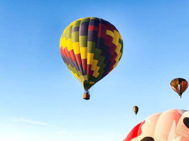 Tek Sıcak Hava Balonu Gökyüzünde Yükseliyor