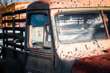 Eski paslı çiftlik traktörü