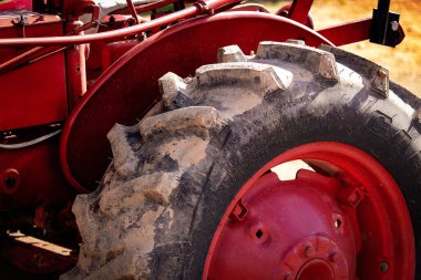 Kırmızı Eski Traktör Tekerlekleri