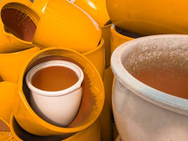 Sarı gevrek kapları üst üste