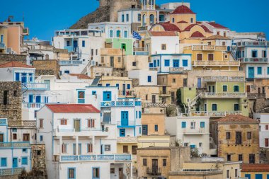 Karpathos Adası, Dodecanese Yunanistan 'daki Olimpos köyündeki tepe tarafı renkli evler
