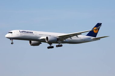 Münih, Almanya - 3 Eylül 2019: Lufthansa yolcu uçağı havaalanında. Uçuş planını ayarlayın. Havacılık ve uçak. Hava ulaşımı. Küresel uluslararası ulaşım. Uç ve uç.