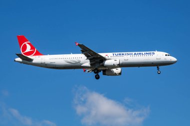 İstanbul / Türkiye - 29 Mart 2019: Türk Havayolları Airbus A321 TC-JMH yolcu uçağı İstanbul Atatürk Havalimanı 'na iniş yaptı