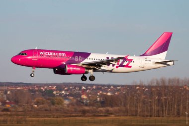 Budapeşte, Macaristan - 23 Kasım 2015: Wizz Air yolcu uçağı havaalanında. Uçuş planını ayarlayın. Havacılık ve uçak. Hava ulaşımı. Küresel uluslararası ulaşım. Uç ve uç.