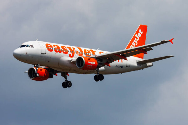 Будапешт, Венгрия - 11 мая 2015 года: Easyjet пассажирский самолет в аэропорту. Расписание полета. Авиация и авиация. Воздушный транспорт. Глобальные международные перевозки. Летать и летать.
