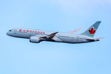 Viyana, Avusturya - 4 Ocak 2024: Air Canada Boeing 787-8 Dreamliner yolcu uçağı havaalanında. Havacılık ve uçak. Hava taşımacılığı ve seyahat. Uç ve uç.