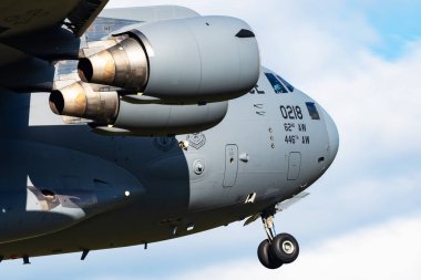 Papa, Macaristan - 14 Mayıs 2024: ABD Hava Kuvvetleri Boeing C-17A Globemaster III stratejik nakliye uçağı Hava Üssü 'nde. Askeri uçuş. Havacılık ve uçak uçuşu.