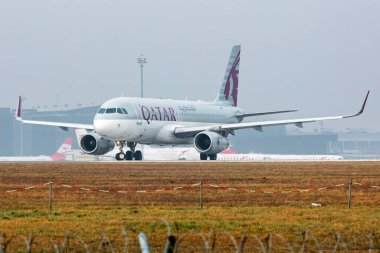 Viyana, Avusturya - 2 Mart 2024: Katar Havayolları Airbus A320 yolcu uçağı havaalanında. Havacılık ve uçak. Hava taşımacılığı ve seyahat. Uç ve uç.