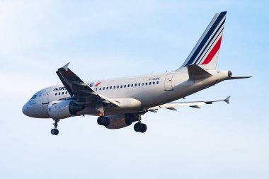 Budapeşte, Macaristan - 17 Kasım 2015: Air France yolcu uçağı havaalanında. Uçuş planını ayarlayın. Havacılık ve uçak. Hava ulaşımı. Küresel uluslararası ulaşım. Uç ve uç.