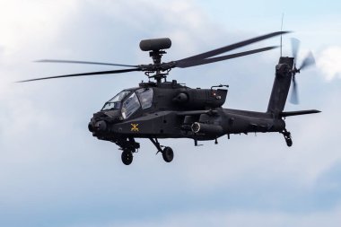 Malacky, Slovakya - 1 Eylül 2023: ABD Ordusu Boeing AH-64 Apaçi Uzunok saldırı helikopteri. Havacılık ve askeri rotorcraft.