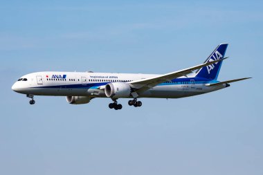 Münih, Almanya - 3 Eylül 2019: ANA All Nippon Airways yolcu uçağı havaalanında. Uçuş planını ayarlayın. Havacılık ve uçak. Hava ulaşımı. Küresel uluslararası ulaşım. Uç ve uç.