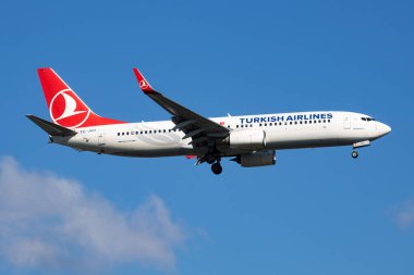 İstanbul / Türkiye - 29 Mart 2019: Türk Havayolları Boeing 737-800 TC-JVH yolcu uçağı İstanbul Atatürk Havalimanı 'na indi