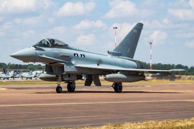 FAIRFORD / UNITED KINGDOM - 12 Temmuz 2018: Kraliyet Hava Kuvvetleri Eurofighter Eurofighter Typhoon ZK378 savaş uçağı inişi ve RIAT Royal International Air Tattoo 2018 uçuş gösterisi için taksicilik