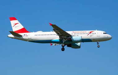 Viyana, Avusturya - 13 Mayıs 2018: Avusturya Havayolları Airbus A320 OE-LBM yolcu uçağı Viyana Havaalanına iniş yaptı