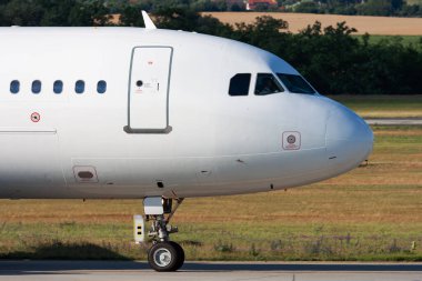 Budapeşte, Macaristan - 1 Temmuz 2014: Smartlynx yolcu uçağı havaalanında. Uçuş planını ayarlayın. Havacılık ve uçak. Hava ulaşımı. Küresel uluslararası ulaşım. Uç ve uç.