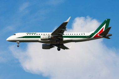 Budapeşte, Macaristan - 2 Ağustos 2014: Alitalia yolcu uçağı havaalanında. Uçuş planını ayarlayın. Havacılık ve uçak. Hava ulaşımı. Küresel uluslararası ulaşım. Uç ve uç.