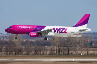 Budapeşte, Macaristan - 2 Mart 2013: Wizz Air yolcu uçağı havaalanında. Uçuş planını ayarlayın. Havacılık ve uçak. Hava ulaşımı. Uç ve uç.