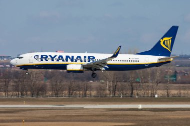 Budapeşte, Macaristan - 2 Mart 2013: Ryanair yolcu uçağı havaalanında. Uçuş planını ayarlayın. Havacılık ve uçak. Hava ulaşımı. Uç ve uç.