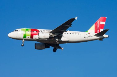 Budapeşte, Macaristan - 2 Mart 2013: TAP Air Portugal yolcu uçağı havaalanında. Uçuş planını ayarlayın. Havacılık ve uçak. Hava ulaşımı. Küresel uluslararası ulaşım. Uç ve uç.