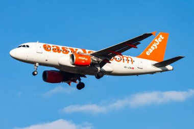 Budapeşte, Macaristan - 2 Mart 2013: Easyjet yolcu uçağı havaalanında. Uçuş planını ayarlayın. Havacılık ve uçak. Hava ulaşımı. Uç ve uç.