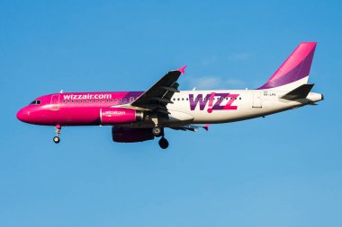 Budapeşte, Macaristan - 2 Mart 2013: Wizz Air yolcu uçağı havaalanında. Uçuş planını ayarlayın. Havacılık ve uçak. Hava ulaşımı. Uç ve uç.