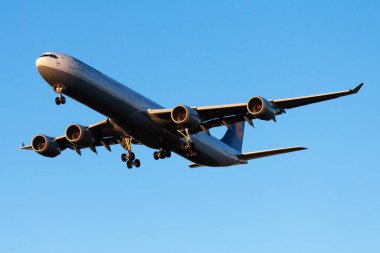 Münih, Almanya - 19 Mart 2013: Lufthansa yolcu uçağı havaalanında. Uçuş planını ayarlayın. Havacılık ve uçak. Hava ulaşımı. Küresel uluslararası ulaşım. Uç ve uç.