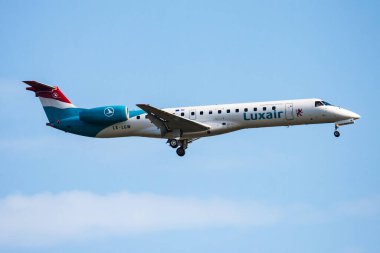 Münih, Almanya - 19 Mayıs 2013: Luxair yolcu uçağı havaalanında. Uçuş planını ayarlayın. Havacılık ve uçak. Hava ulaşımı. Küresel uluslararası ulaşım. Uç ve uç.