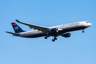 Münih, Almanya - 19 Mayıs 2013: US Airways yolcu uçağı havaalanında. Uçuş planını ayarlayın. Havacılık ve uçak. Hava ulaşımı. Küresel uluslararası ulaşım. Uç ve uç.