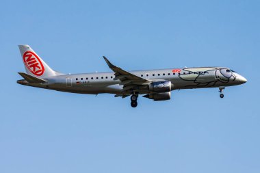 Münih, Almanya - 19 Mayıs 2013: Flyniki yolcu uçağı havaalanında. Uçuş planını ayarlayın. Havacılık ve uçak. Hava ulaşımı. Küresel uluslararası ulaşım. Uç ve uç.