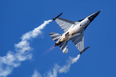 Fairford / Birleşik Krallık - 12 Temmuz 2018: Belçika Hava Kuvvetleri özel üniforması Lockheed F-1600 Falcon Fa-101 savaş uçağı gösterisi Riat Royal International Air Tattoo 2018 uçuş gösterisi